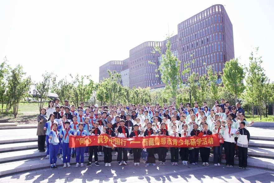 京藏少年手拉手 共植同心向未来