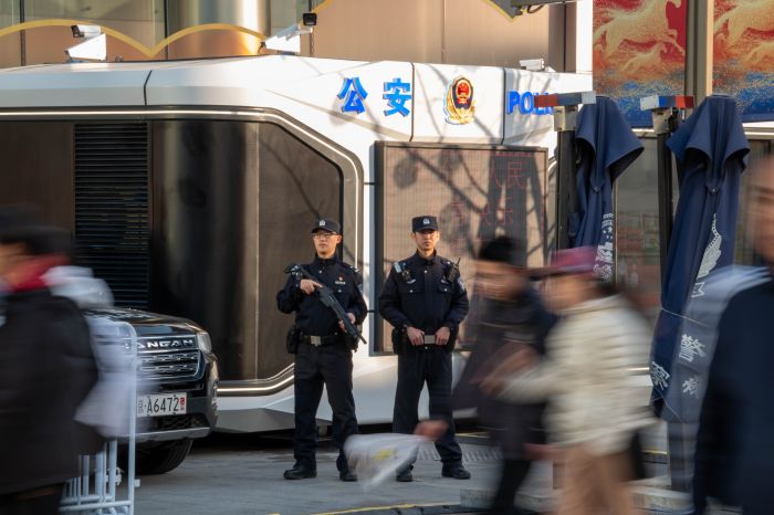 警力满格在岗 织密平安防线