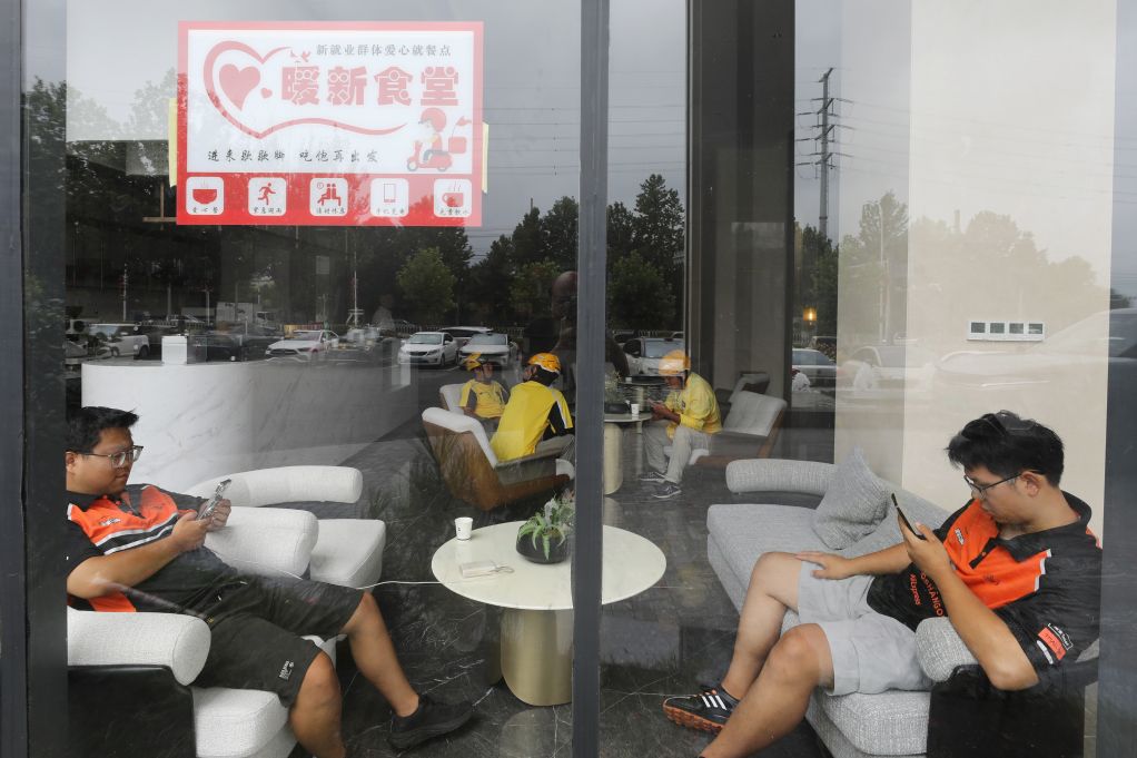 “暖新食堂” 关爱城市“奔跑者”