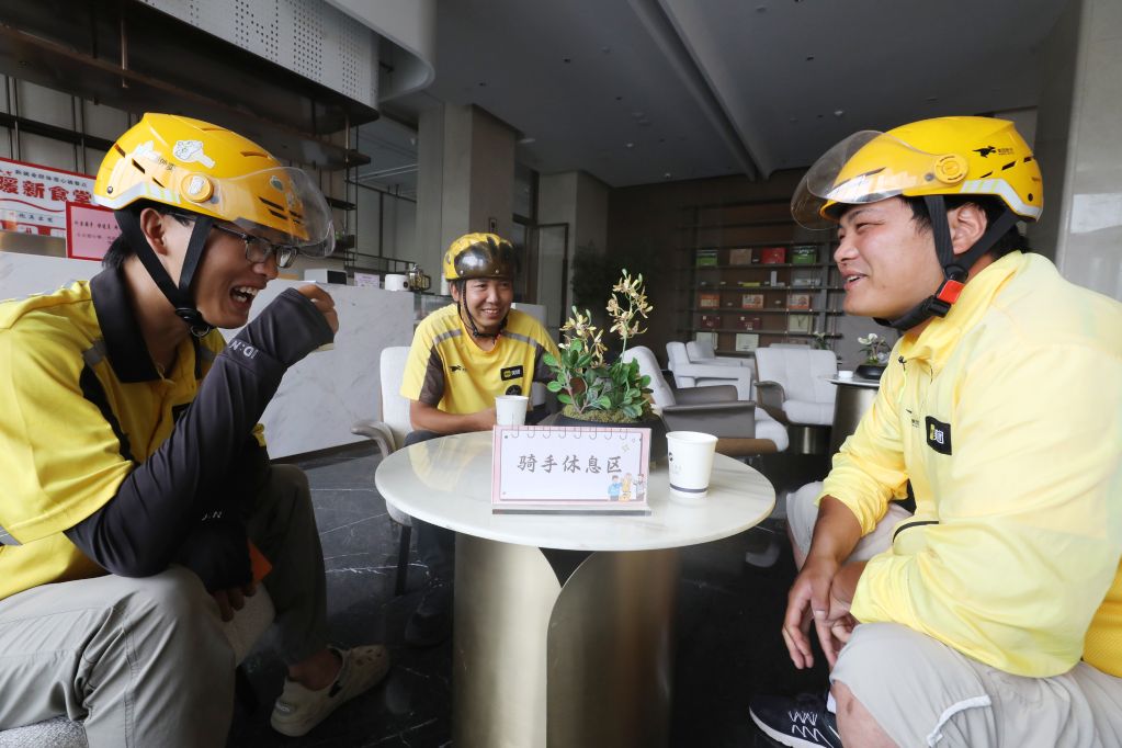 “暖新食堂” 关爱城市“奔跑者”