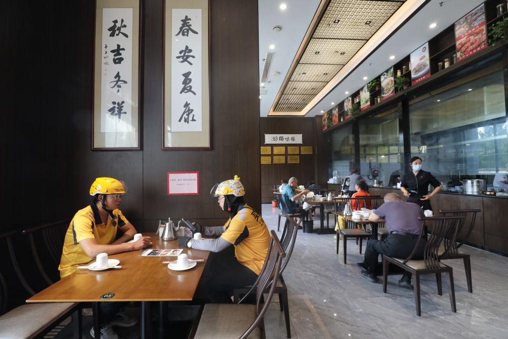 “暖新食堂” 关爱城市“奔跑者”