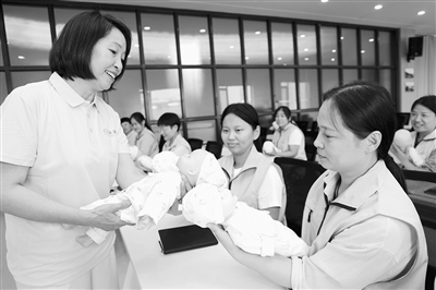委员建言夯实家政服务权益保障(权益 视点)