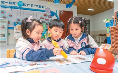 “电子带娃”代替不了暖心陪伴