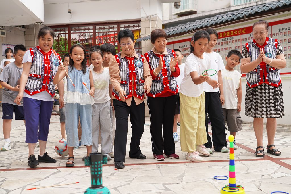 云南泸水:“共享奶奶”志愿服务暖人心