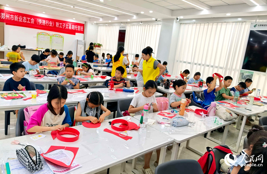 郑州市新就业群体（快递行业）子女正在上手工课。人民网记者 于思远摄