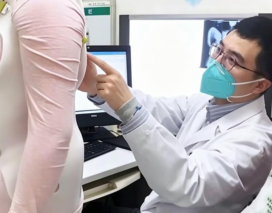开学季守护脊柱健康 正确坐姿很重要