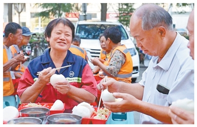 让环卫工人吃上热乎早饭