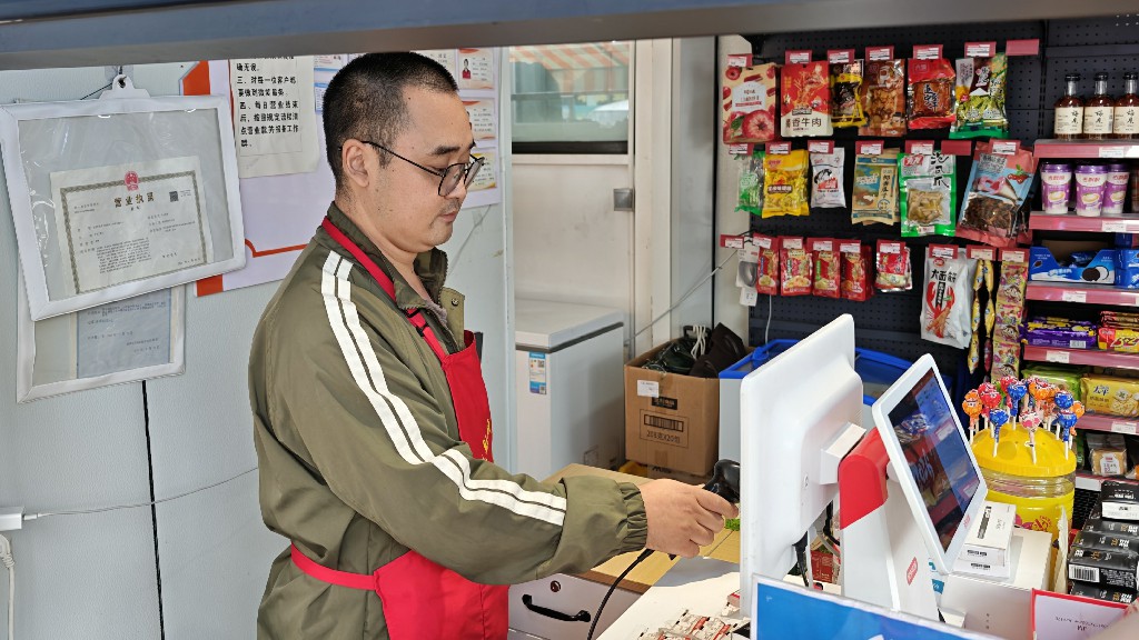 杨武进行收银操作 杨武进行收银操作