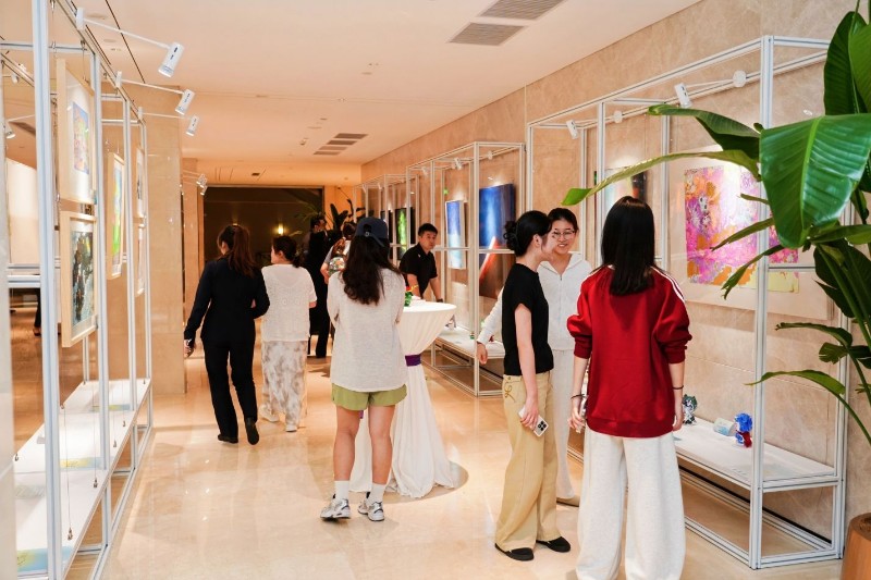 以艺术为桥，让善意常驻——“遇见光”公益画展温暖启幕