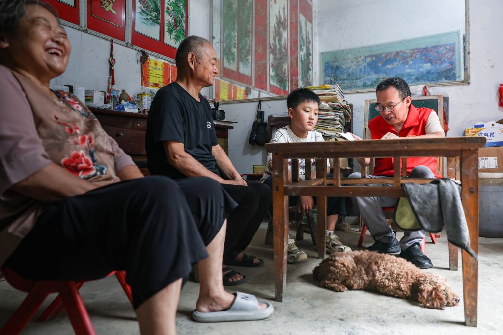 图片故事|村里娃的一撇一捺 写满他三十年的坚守