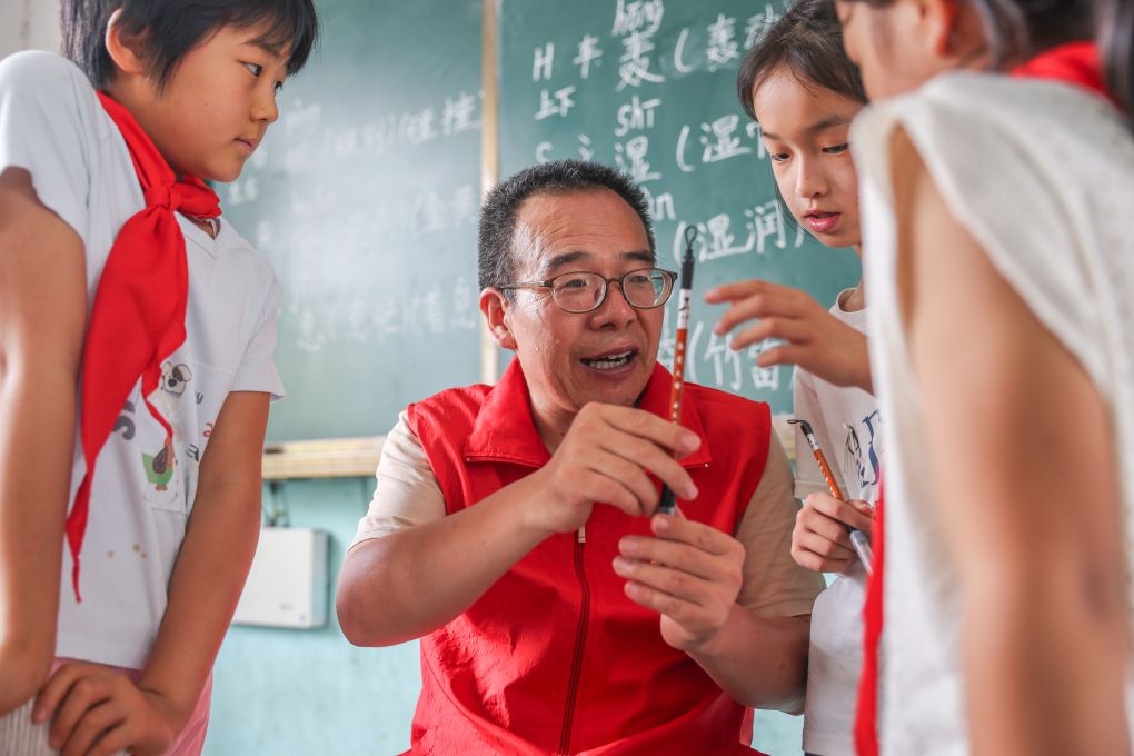 图片故事|村里娃的一撇一捺 写满他三十年的坚守
