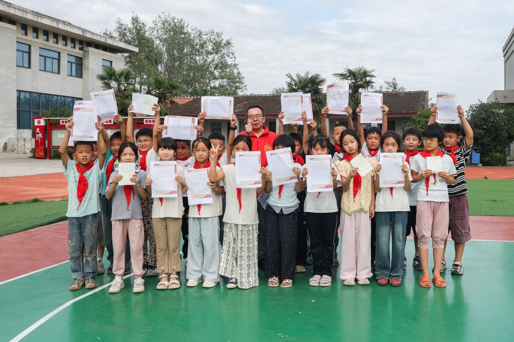图片故事|村里娃的一撇一捺 写满他三十年的坚守