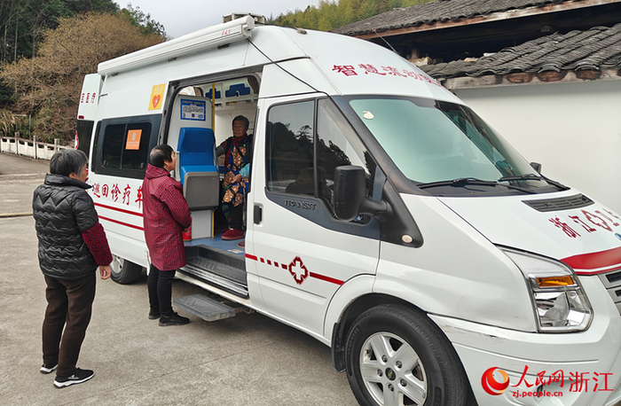 新春走基层丨翻山越岭的“流动医院” 村民排队等待检查。人民网记者 张帆摄