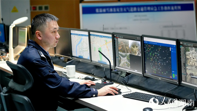 蔡小柯在指挥中心查看智慧系统实时数据。人民网记者 吴茜薇摄