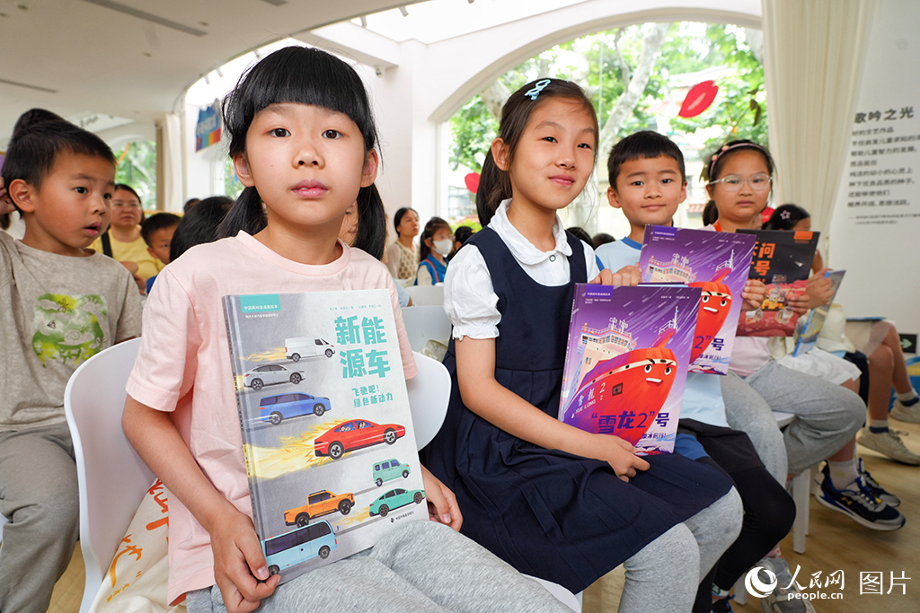 在“六一”国际儿童节来临之际，“科技强国·筑梦未来——褚君浩院士与少年儿童共迎六一暨‘中国高科技成就绘本’第三、四辑新书发布会”在宋庆龄文化空间举办。第三、四辑绘本呈现了从月背采样到火星探测、从极地破冰到绿色出行、从大洋钻探到LNG船研发、从具身智能到先进核电等一系列前沿科技成果，孩子们手捧新书聆听讲解。人民网记者 龚莎摄