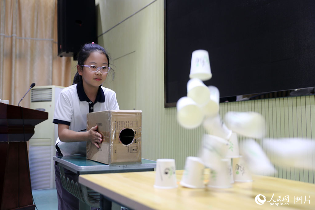 致童年,致未来 2026年5月29日,天津平山道小学的学生利用空气炮发射压缩空气,击倒纸杯塔。人民网记者 崔新耀摄