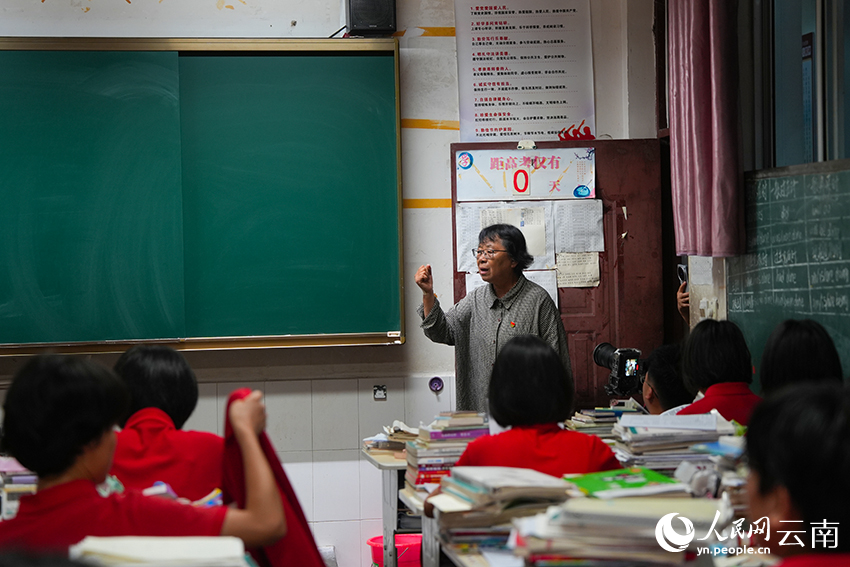 2026高考首日 张桂梅再陪大山女孩赴考场 6月7日清晨早自习,张桂梅到教室为高三考生加油打气。人民网记者 李发兴摄