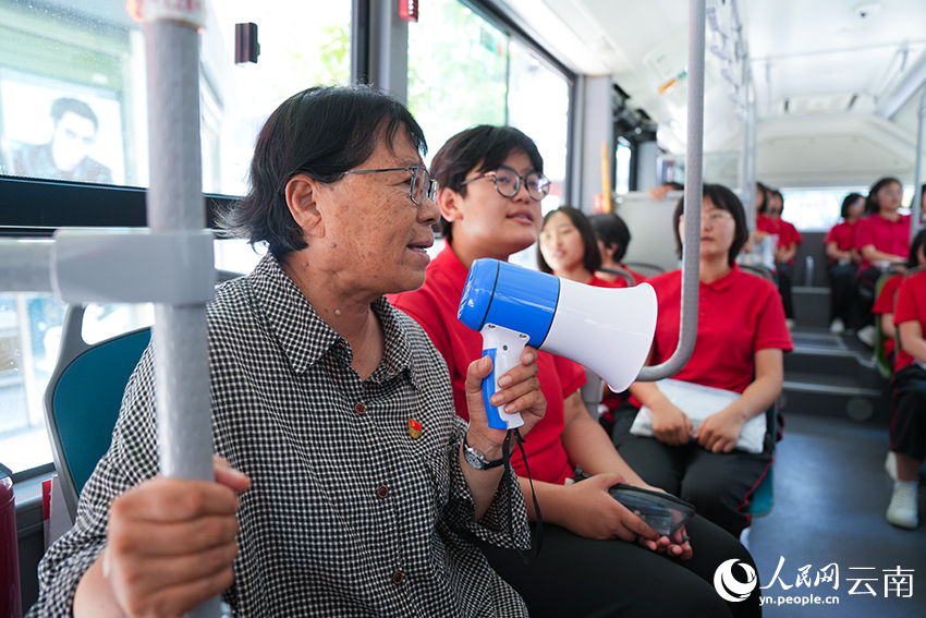 2026高考首日 张桂梅再陪大山女孩赴考场 在送考车上,张桂梅带领学生齐唱红色歌曲。人民网记者 李发兴摄