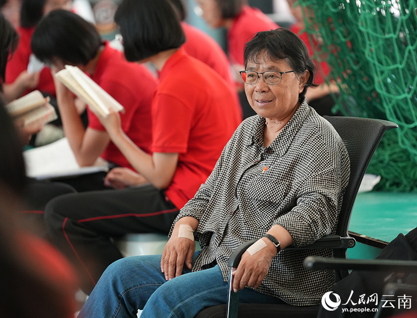2026高考首日 张桂梅再陪大山女孩赴考场 张桂梅陪同考生在休息区复习知识点。人民网记者 李发兴摄