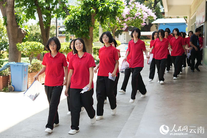 2026高考首日 张桂梅再陪大山女孩赴考场 华坪女子高级中学的考生前往考场。人民网记者 李发兴摄