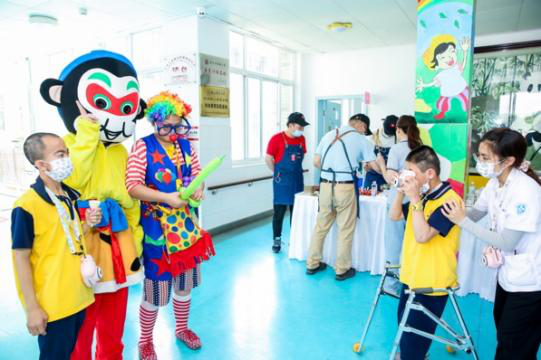 折翼天使的童年玩伴 镜头下的杭州儿童福利院六一节