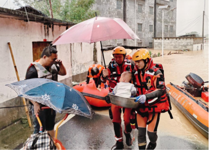 广东消防全力防汛救援 营救转移1534名被困群众