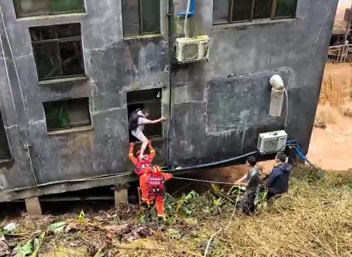 广东消防全力防汛救援 营救转移1534名被困群众