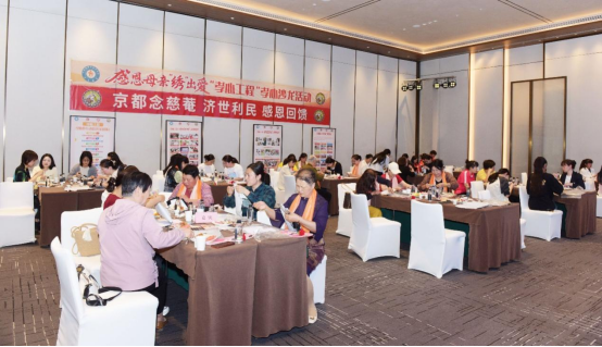 “孝心工程”以传统刺绣串联孝道传承与银龄福祉 织就母女温情画卷