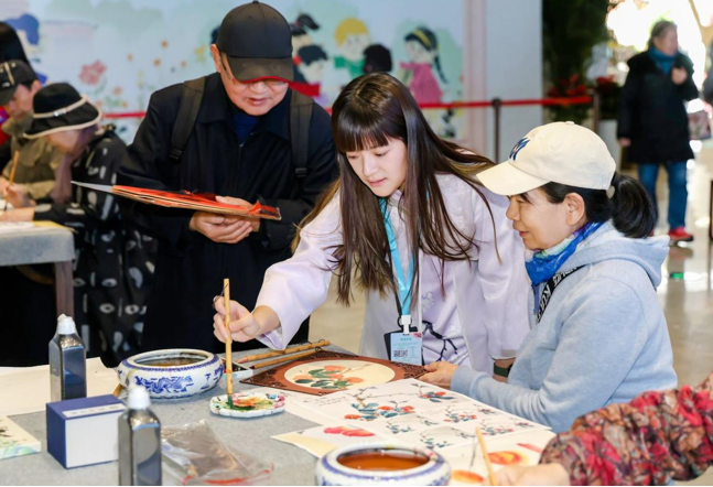中国宋庆龄青少中心携手老幼共度“敬老月”