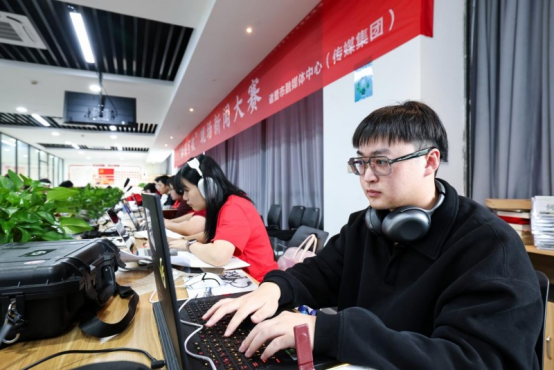 一专多能显身手 记者节他们搞了场大比武 一专多能显身手 记者节他们搞了场大比武